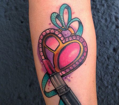 手臂化妆盒和口红纹身图案