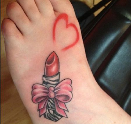 脚背口红纹身图案