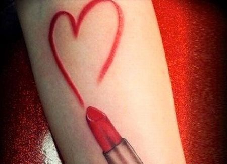 手臂爱心和口红纹身图片