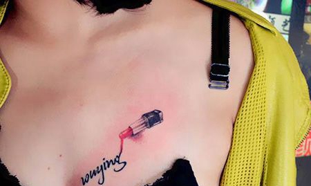 胸部性感的口红纹身图案