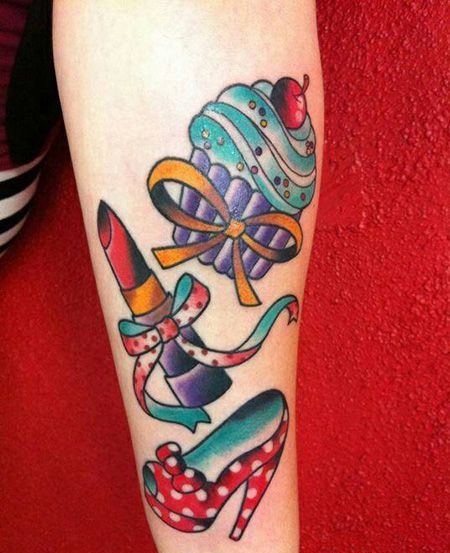 手臂口红高跟鞋纹身图案