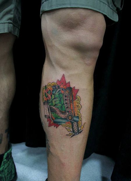 小腿绿色手雷纹身图案