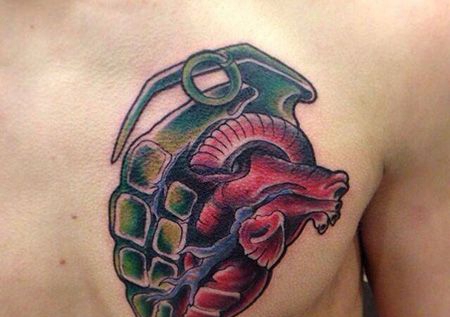 胸前个性心脏手雷纹身图案