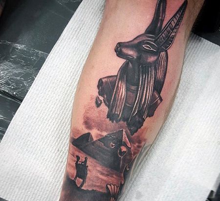 小腿雕像和金字塔纹身图案