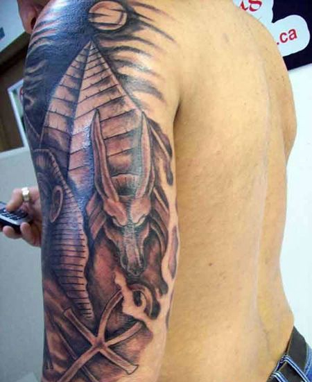 大臂雕像金字塔纹身图案