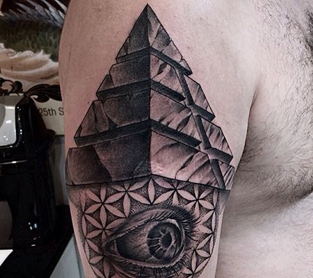 大臂金字塔和眼睛纹身图案