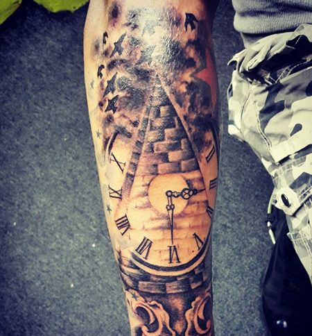 手臂金字塔钟表纹身图案