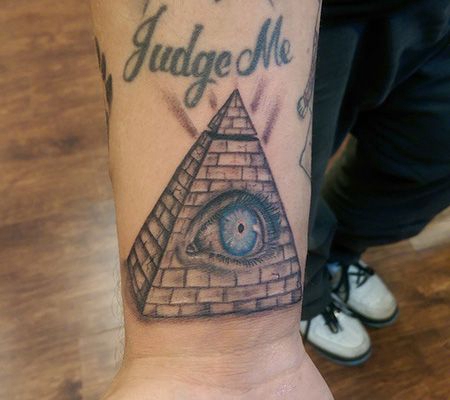 手腕金字塔眼睛纹身图案