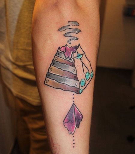 手臂有特色的金字塔纹身图案