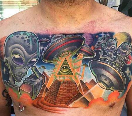 胸前金字塔和外星人纹身图案
