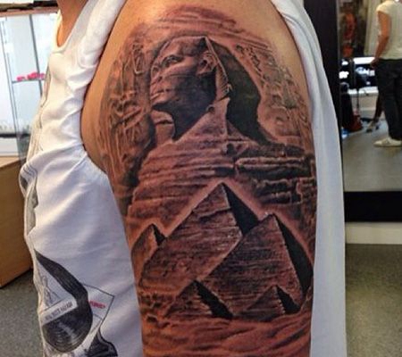 大臂狮身人像金字塔纹身图案