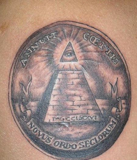 背部金字塔硬币纹身图案