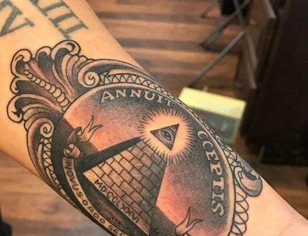 手臂金字塔和眼睛纹身图案