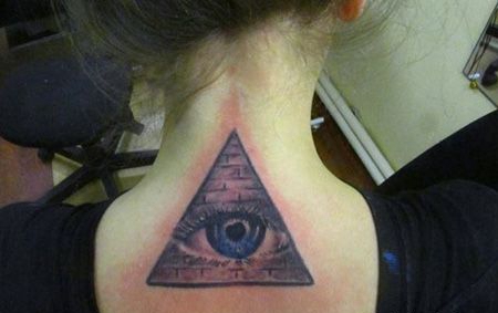 女生颈部金字塔眼睛纹身图片