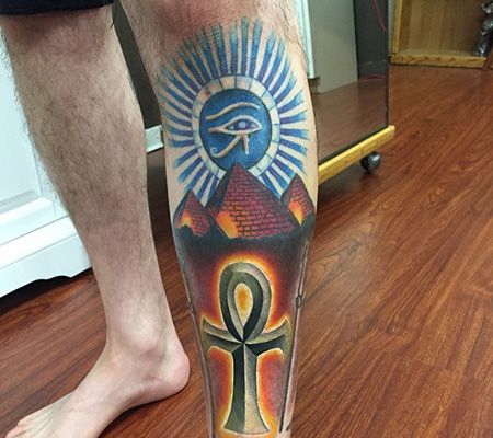 小腿荷鲁斯之眼和金字塔纹身图案