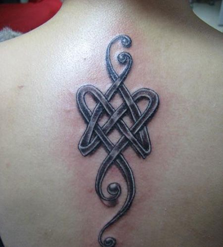 背部黑色中国结纹身图片