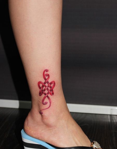 女生脚踝红色中国结纹身图片