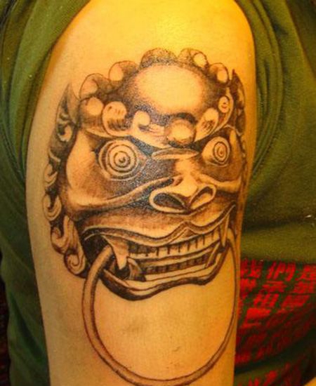 大臂狮子门环纹身图片