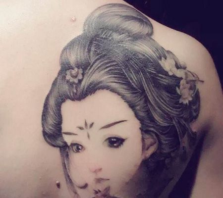 背部精美的仕女纹身图案
