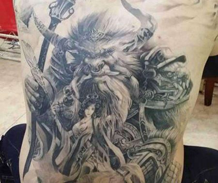 背部牛魔王铁扇公主纹身图片