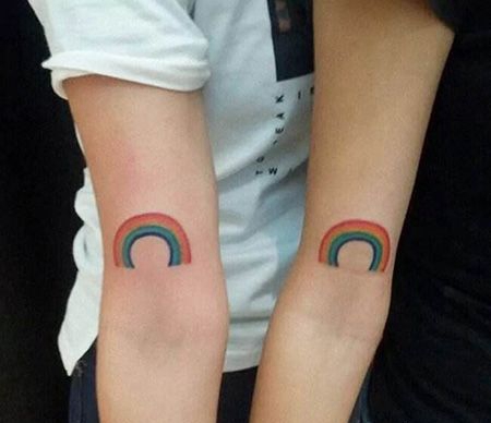 情侣手臂彩虹纹身图案