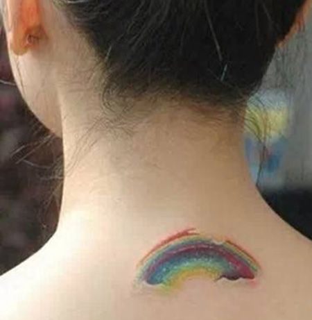 颈部后面的彩虹纹身图案