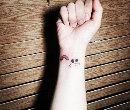 手腕彩虹和两个人的纹身图案