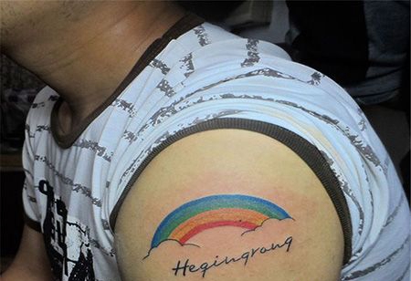 大臂彩虹英文纹身图案