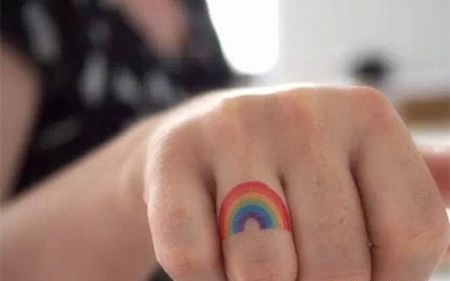 手指彩虹纹身图案
