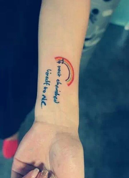 手腕彩虹和英文纹身图片