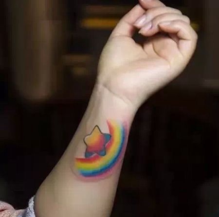手腕彩虹和星星纹身图片