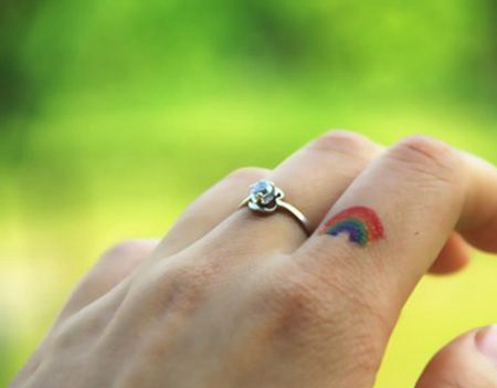 手指小彩虹纹身图片
