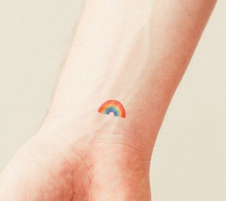 手腕小彩虹纹身图案