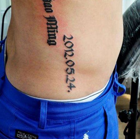 腰部日期纹身图案