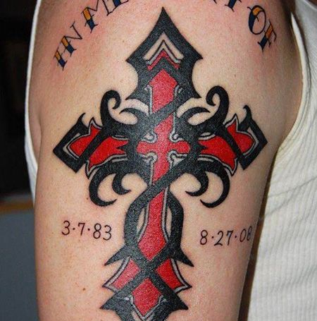 大臂十字架和日期纹身图案