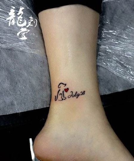 脚踝小狗和日期纹身图案