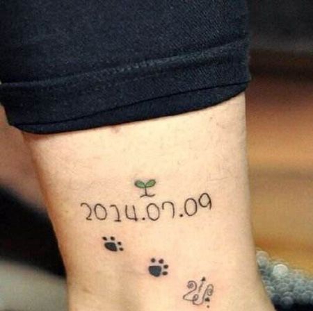 脚踝小脚印和日期纹身图案