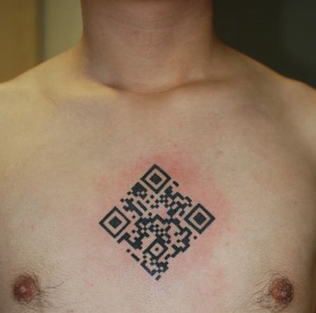 男士胸前二维码纹身图片