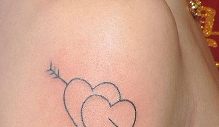 大臂一箭穿心纹身图案