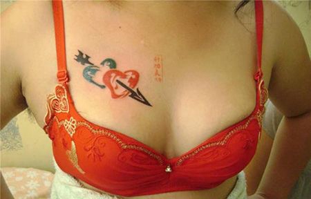 女神胸部性感一箭穿心纹身图片