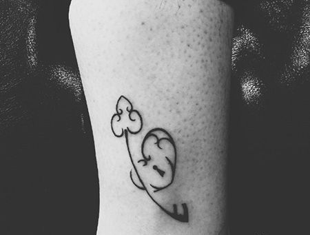 脚踝一箭穿心纹身图案