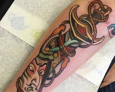 手臂浮世绘风格的刀纹身图案