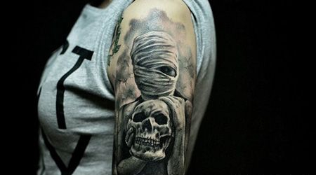 女生大臂木乃伊纹身图案