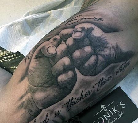 小腿对峙的拳头纹身图案