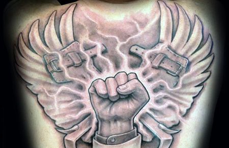 背部拳头翅膀纹身图案