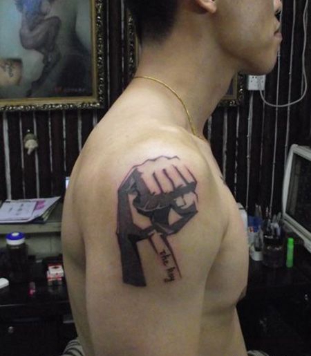 大臂帅气的拳头纹身图案