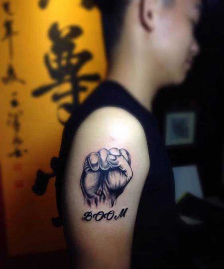 大臂个性的拳头纹身图案
