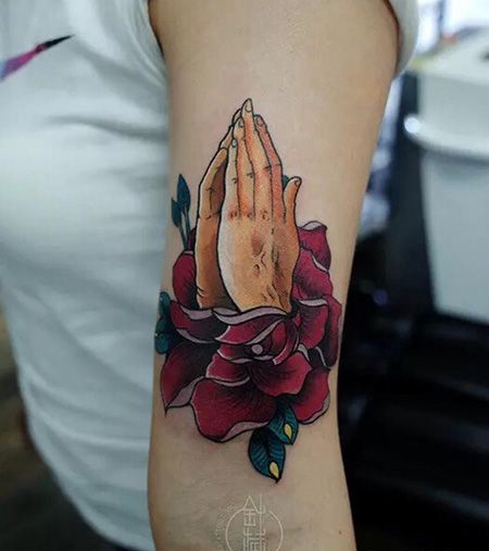 女生大臂彩色祈祷之手纹身图片