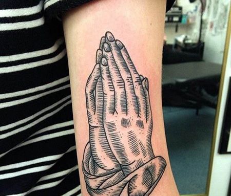 大臂简约的祈祷之手纹身图案
