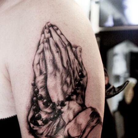 大臂写实的祈祷之手纹身图案